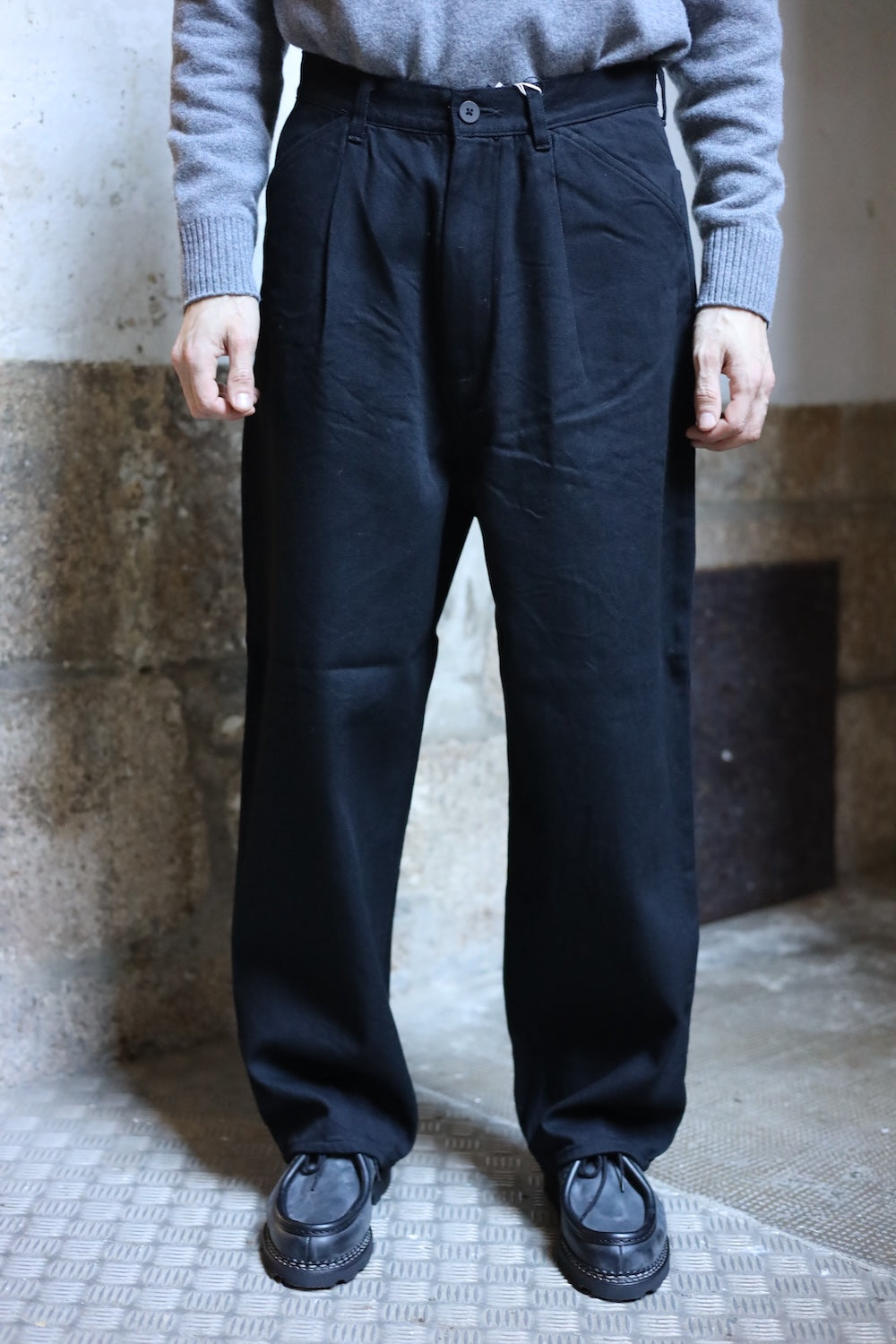 Still By Hand 12oz denim 1 tuck pants black