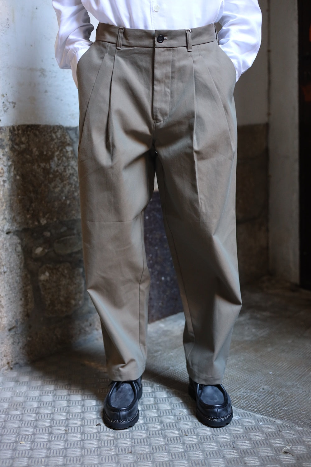 Still By Hand Deep tuck pressed pants olive