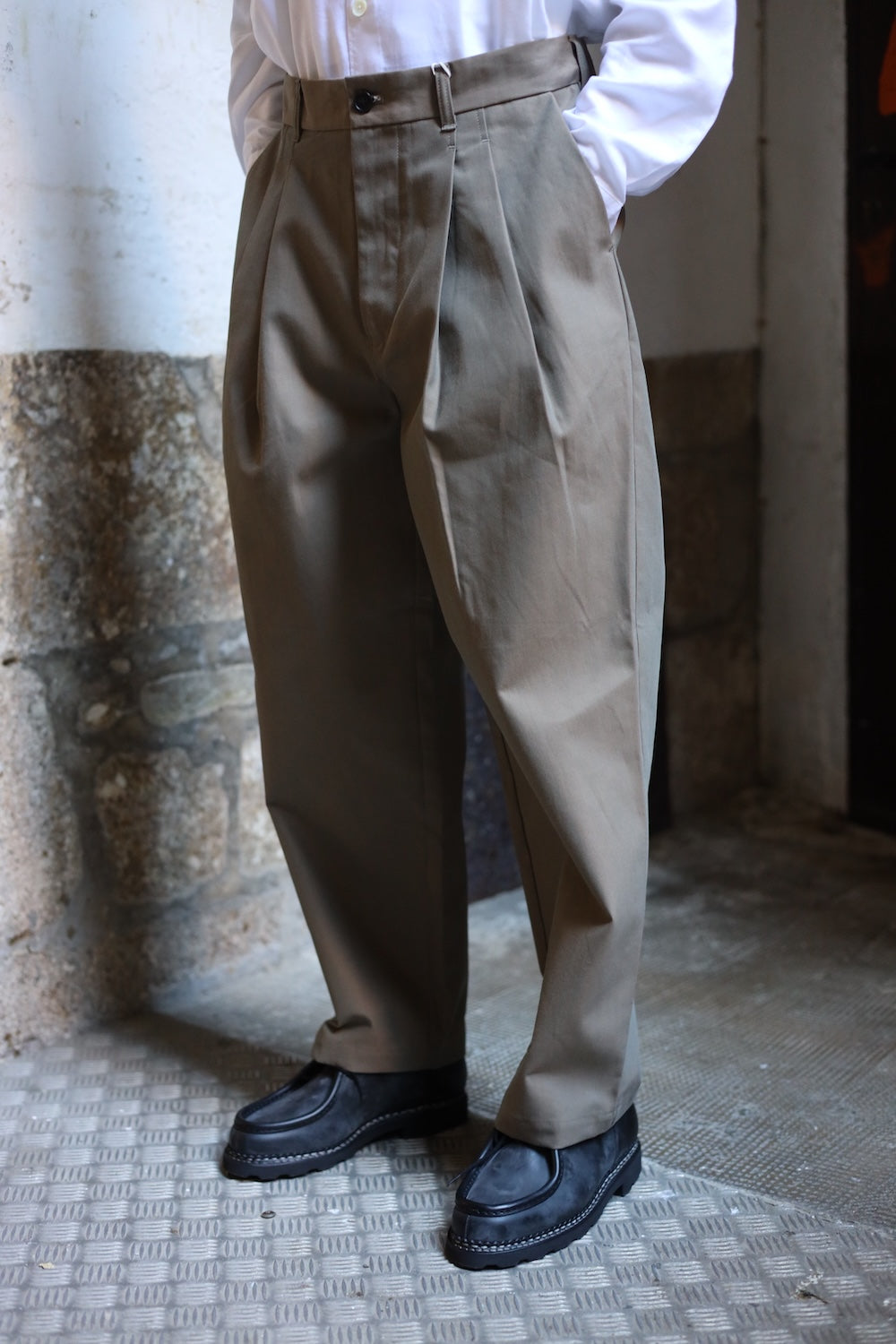 Still By Hand Deep tuck pressed pants olive