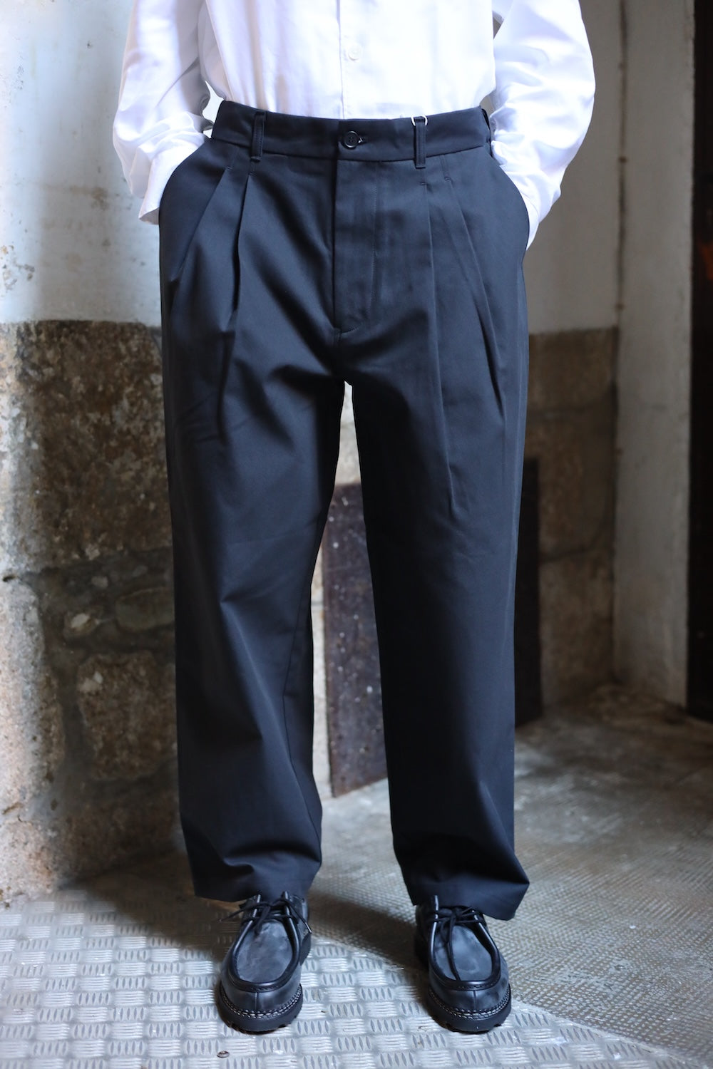 Still By Hand Deep tuck pressed pants black navy