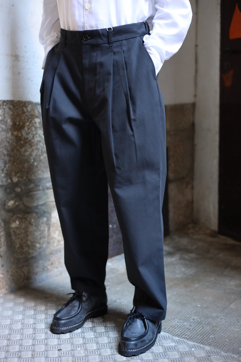 Still By Hand Deep tuck pressed pants black navy