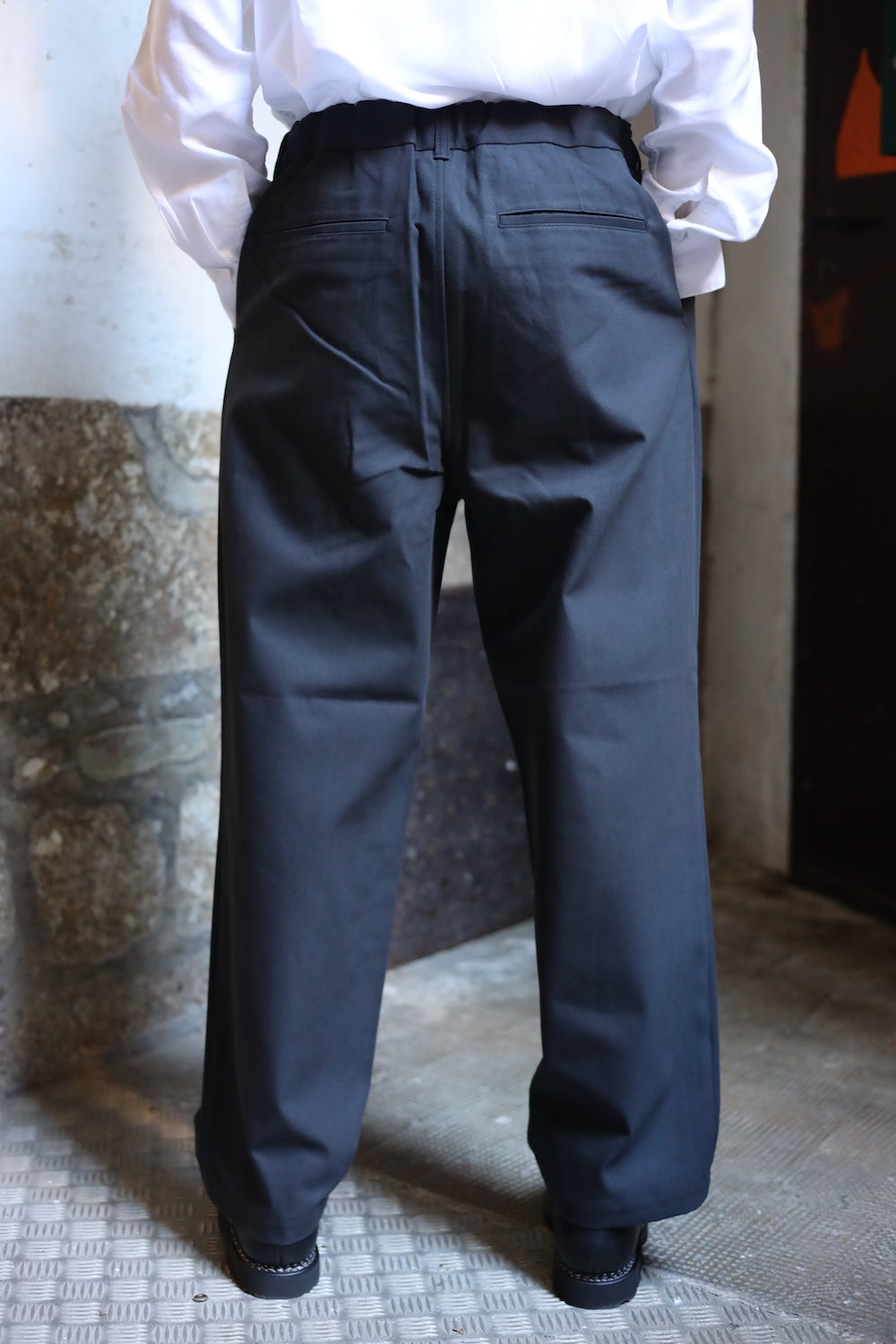 Still By Hand Deep tuck pressed pants black navy