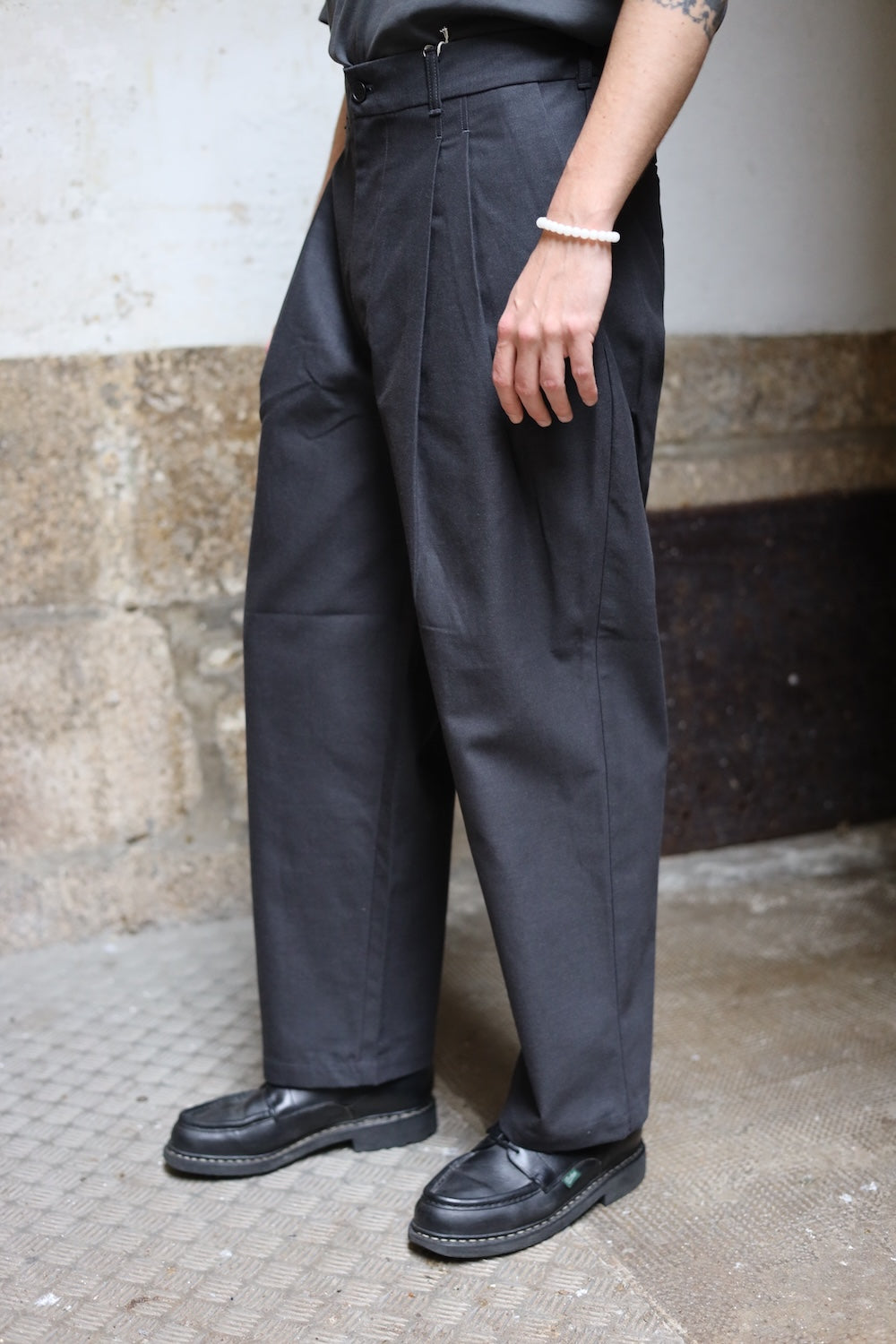 Still By Hand Deep tuck pressed pants charcoal