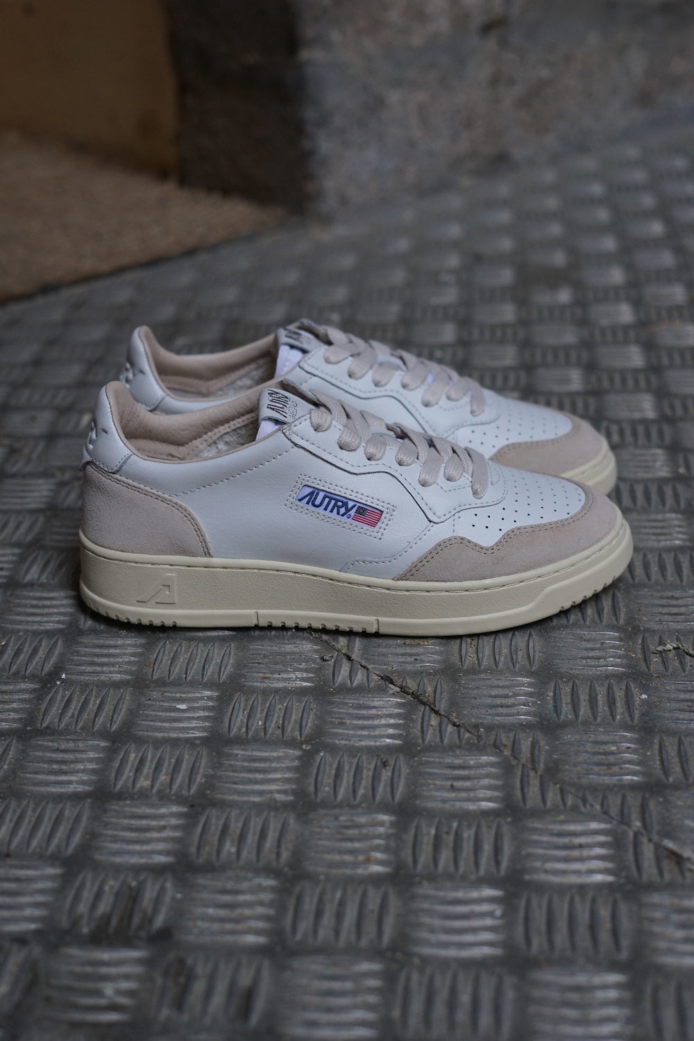 Sneakers Autry white and beige suede