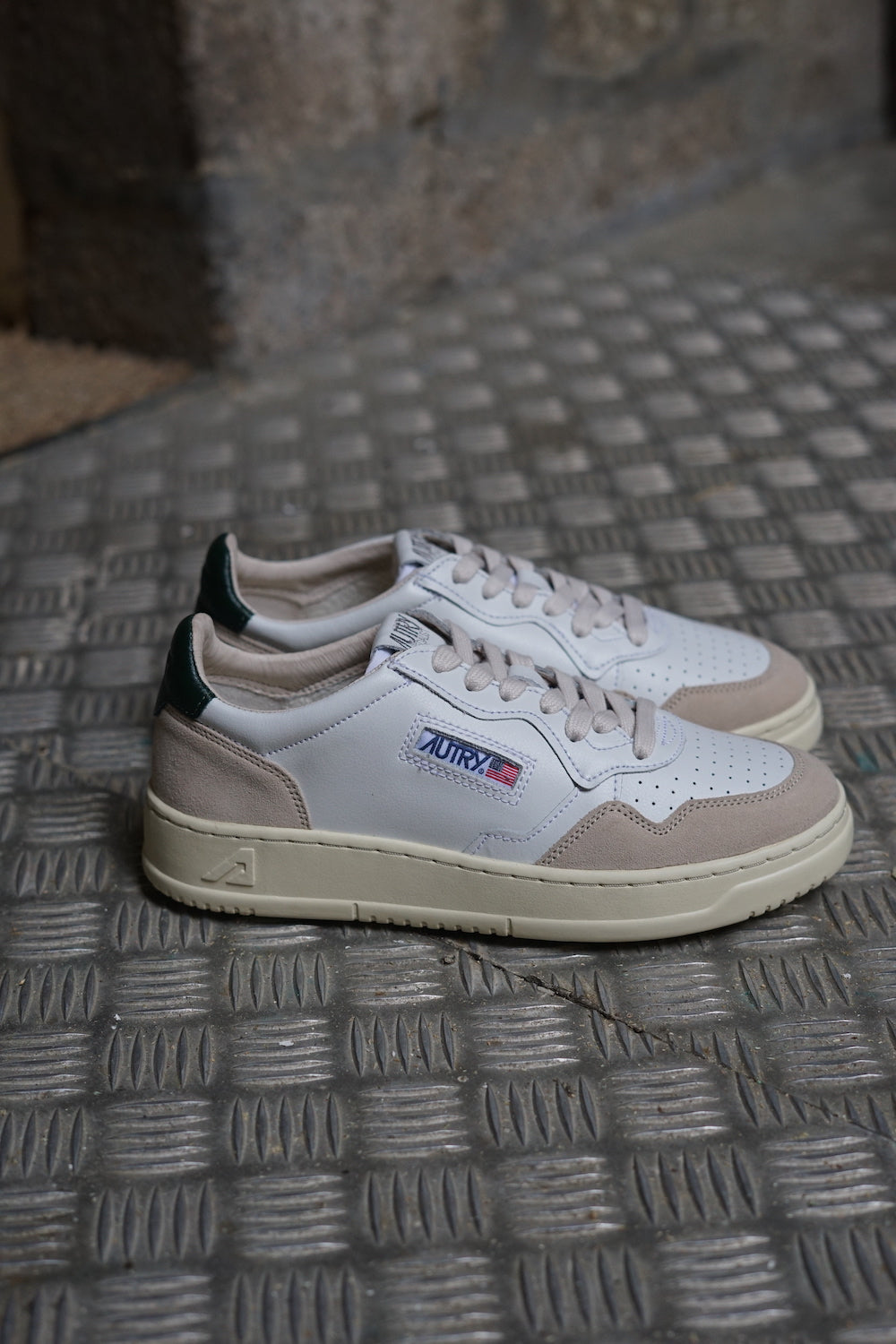Sneakers autry white and beige suede