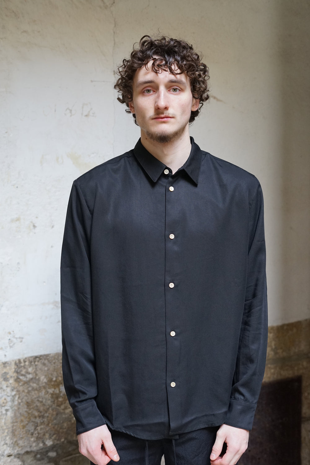 A KIND OF GUISE Fulvio Shirt Melted Black