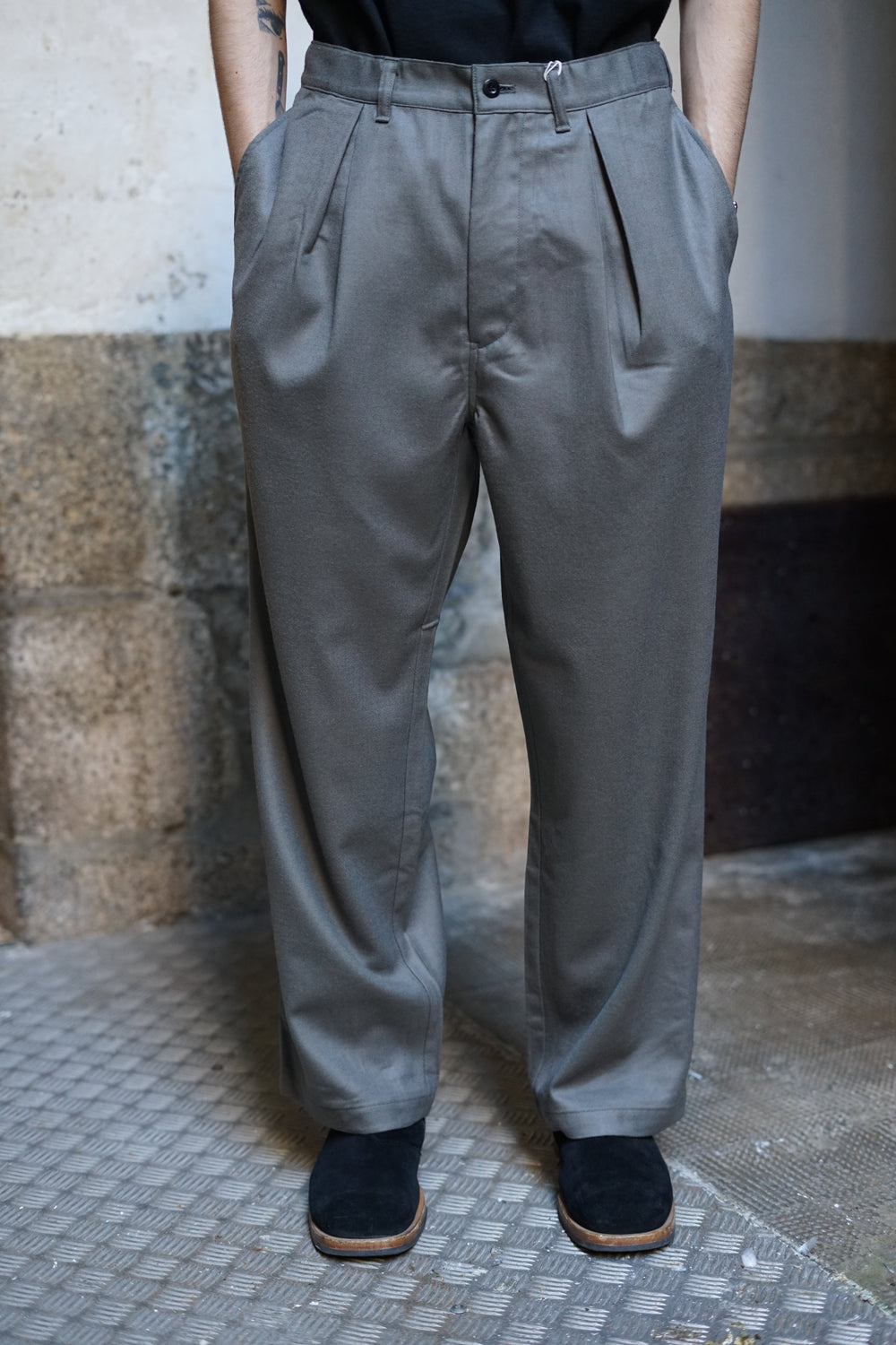 STILL BY HAND BOX PLEAT WOOL PANTS TAUPE