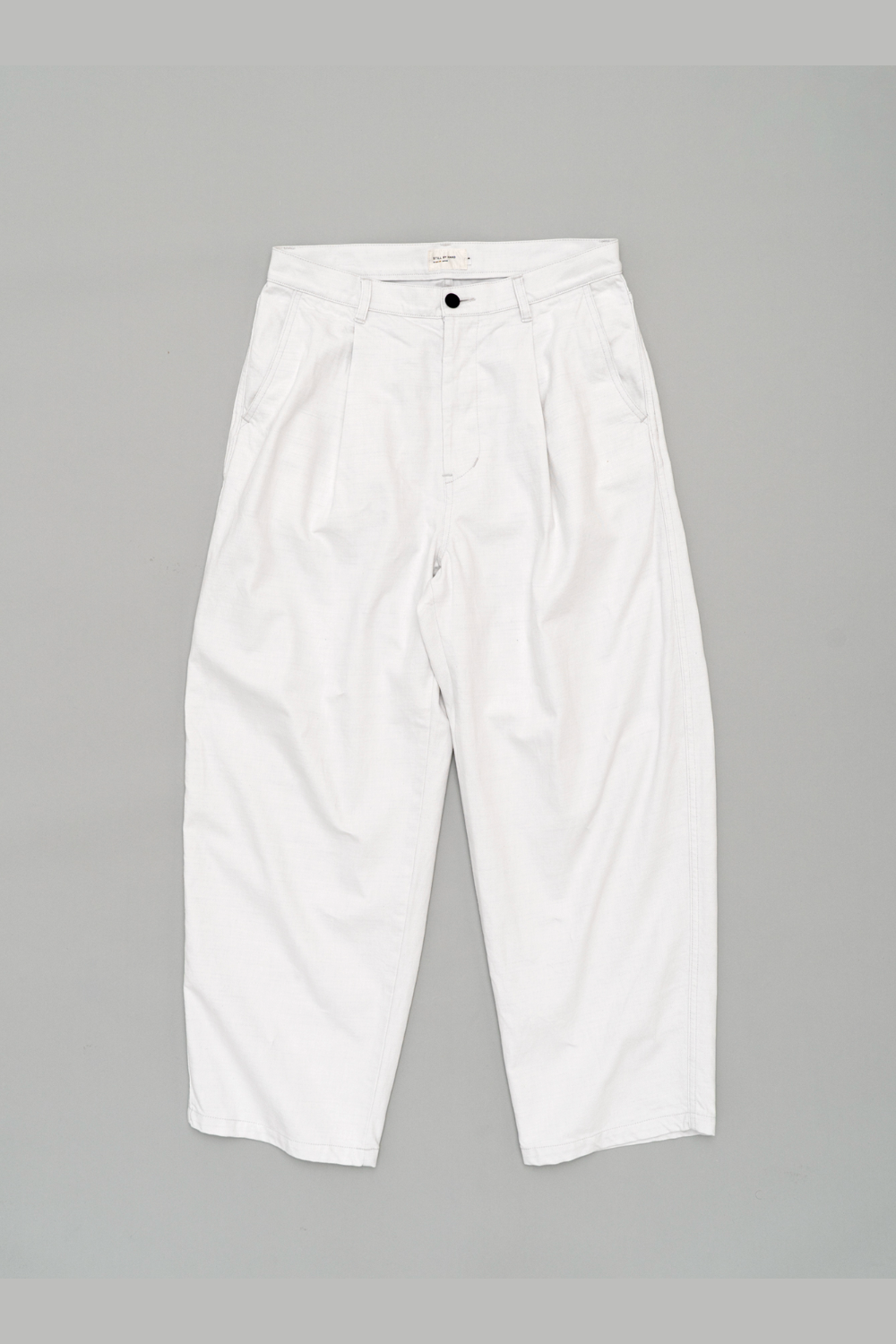 Still by hand 11.5oz deep tuck denim pants ash white